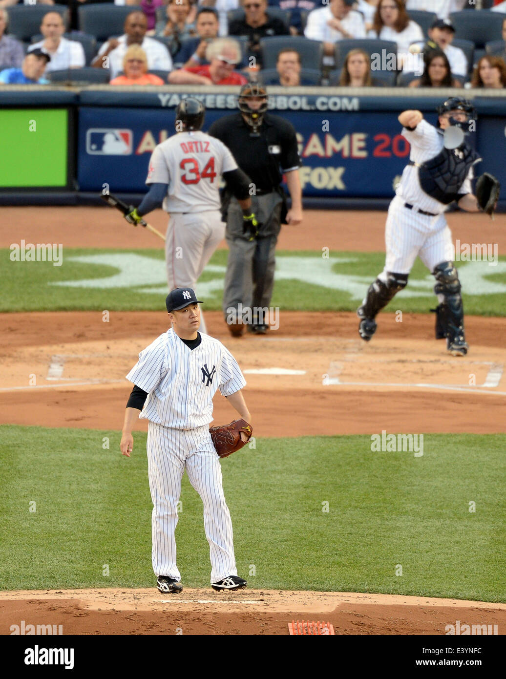 Masahiro Tanaka (Yankee), 28 juin 2014 - MLB : Masahiro Tanaka de la Nouvelle York Yankee se dresse sur la butte que David Ortiz des Boston Red Sox à la batte dans la 2ème manche de la Ligue majeure de baseball pendant les match contre les Red Sox de Boston au Yankee Stadium dans le Bronx, NY, USA. (Photo de bla) Banque D'Images