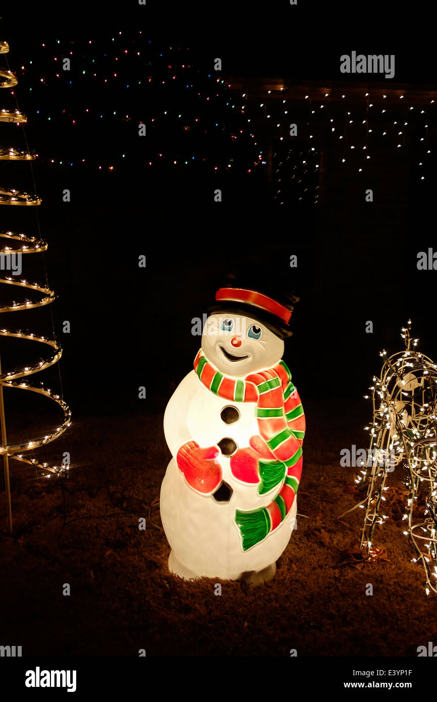 Décorations de Noël dans la cour d'une maison à Oklahoma City, Oklahoma, USA. Banque D'Images