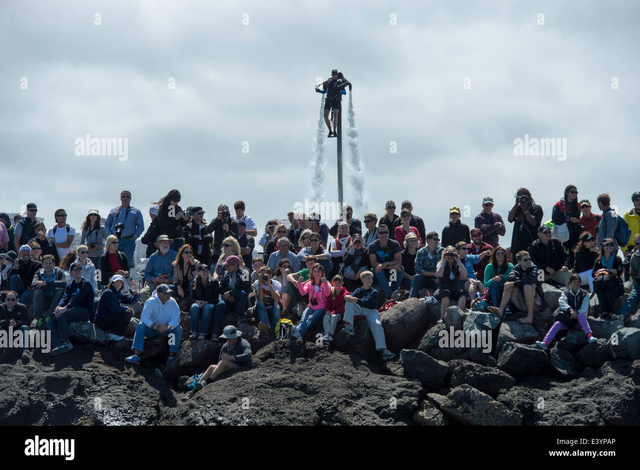 Un spectateur utilise une propulsion à eau jet pack pour avoir une meilleure vue sur le haut de la foule. Banque D'Images