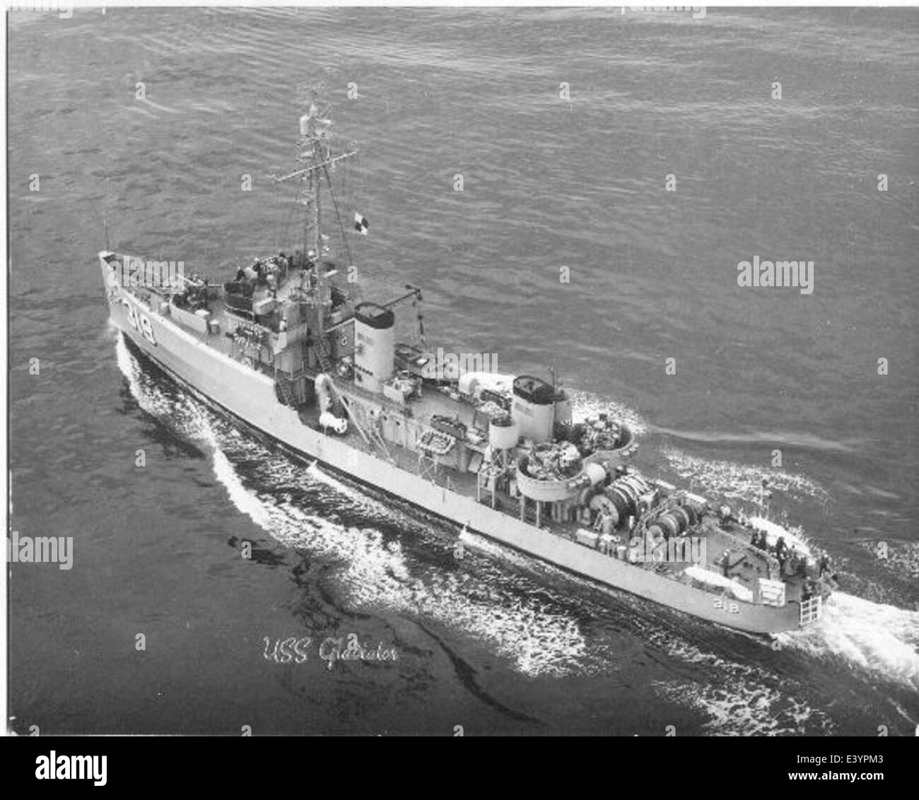 Photographie de l'USS Gladiator AM-319, un dragueur de mines utilisé par la marine américaine, montrant son rôle dans les opérations navales et l'histoire militaire. Banque D'Images