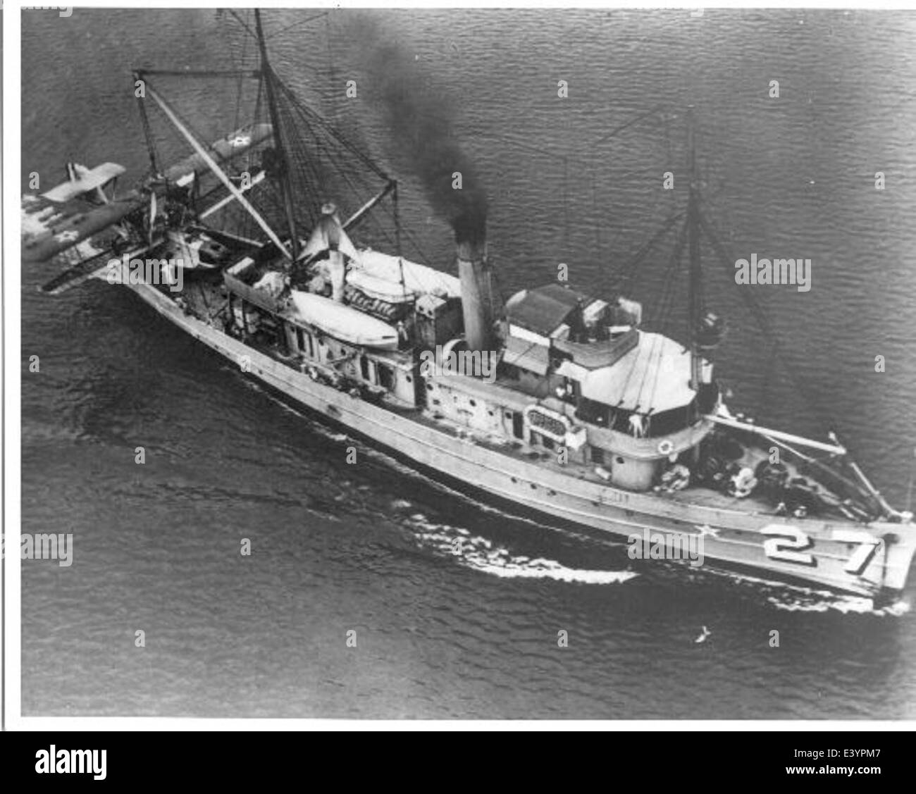 Une photographie de l'USS Pelican (AM-27), un dragueur de mines en service dans la marine américaine, montrant son rôle dans les opérations militaires et l'histoire navale. Banque D'Images