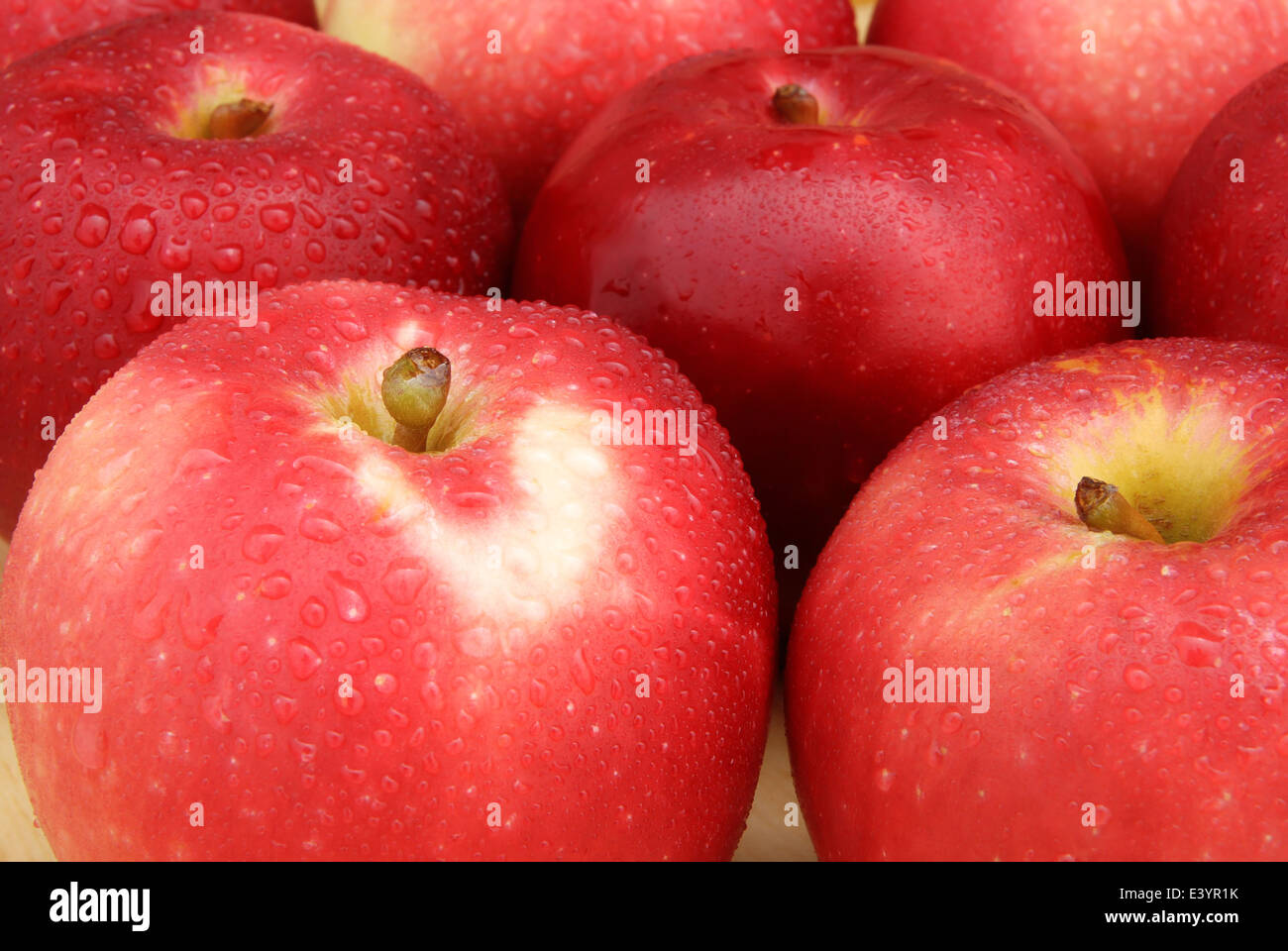 Les pommes fraîches avec les gouttes close up Banque D'Images