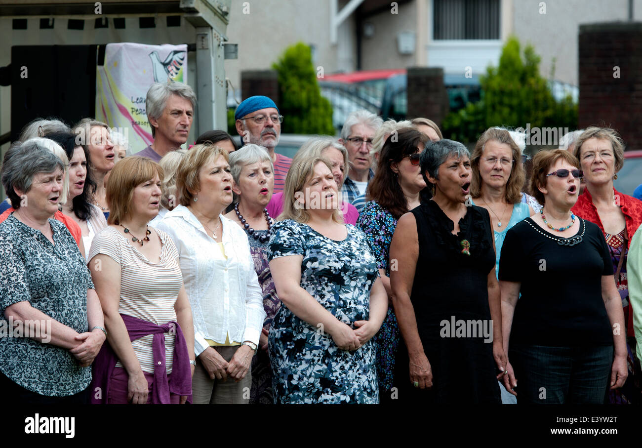 Personnes chantant dans une chorale communautaire, Leamington Festival de la paix, UK Banque D'Images