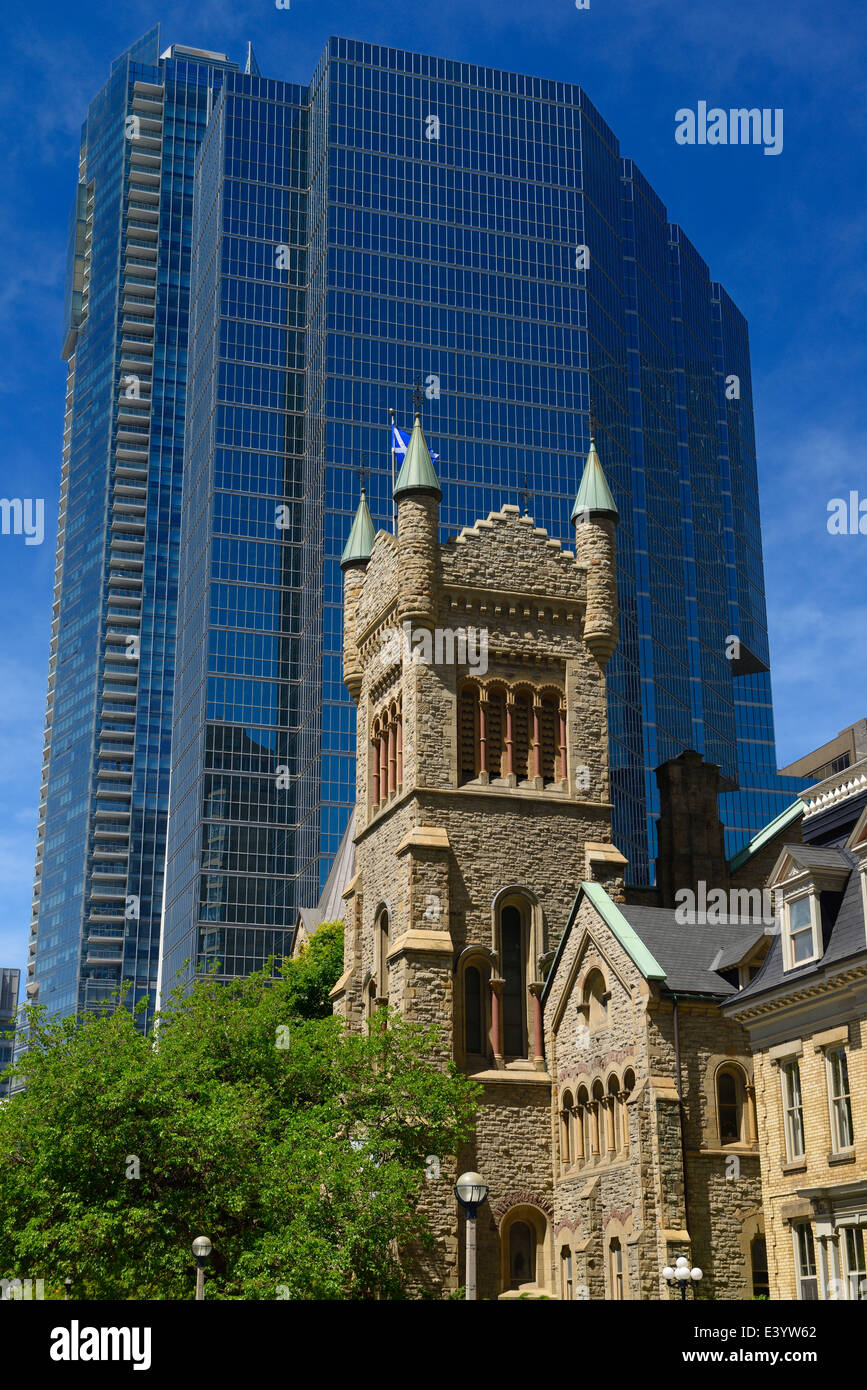 Le vieux St Andrews Presbyterian Church tour contre tour moderne en verre bleu office tower Toronto Banque D'Images