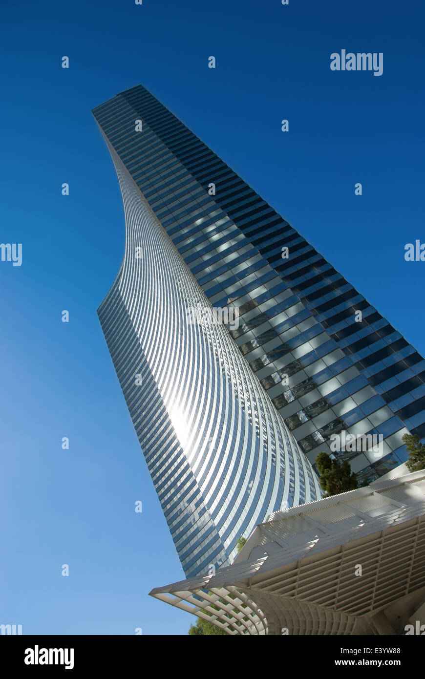 Ce gratte-ciel moderne sous ciel bleu Banque D'Images