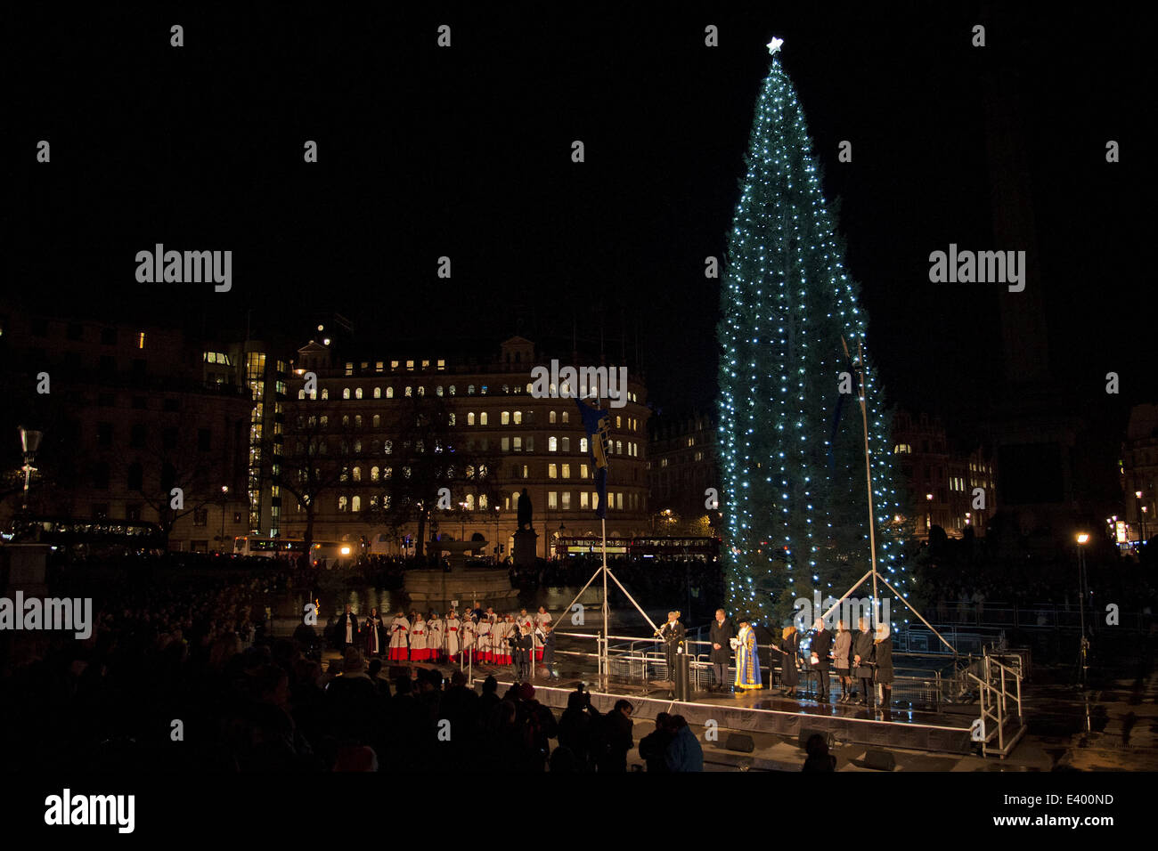 L'arbre est allumé pendant la cérémonie d'éclairage de l'arbre de Noël d'Oslo à Trafalgar Square. Doté d''arbre de Noël : où : London, Royaume-Uni Quand : 05 déc 2013 Banque D'Images