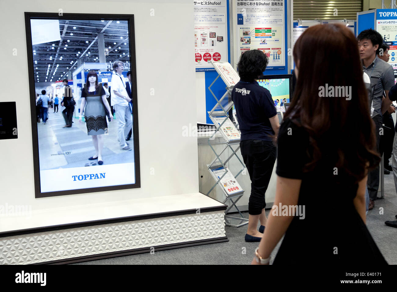 Tokyo, Japon. 2 juillet, 2014. Une femme l'essayage virtuel 'test' de la société TOPPAN au Tokyo International Book Fair à Tokyo Big Sight, le 2 juillet 2014. La 21ème édition de la Foire internationale du livre de Tokyo (TIBF) est la plus grande manifestation de l'édition, rassemble des sociétés d'édition de 25 pays et 65 000 visiteurs, présente les dernières technologies et services livre électronique. La TIBF est ouvert du 2 juillet au 5 juillet. Credit : Rodrigo Reyes Marin/AFLO/Alamy Live News Banque D'Images