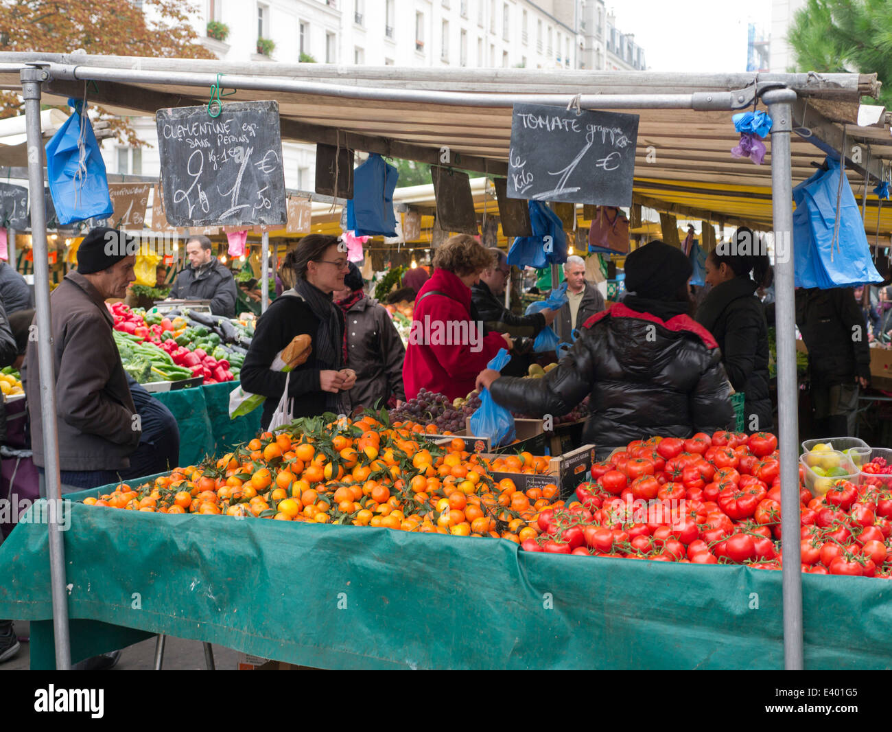 Menilmontant street market à Paris Banque D'Images