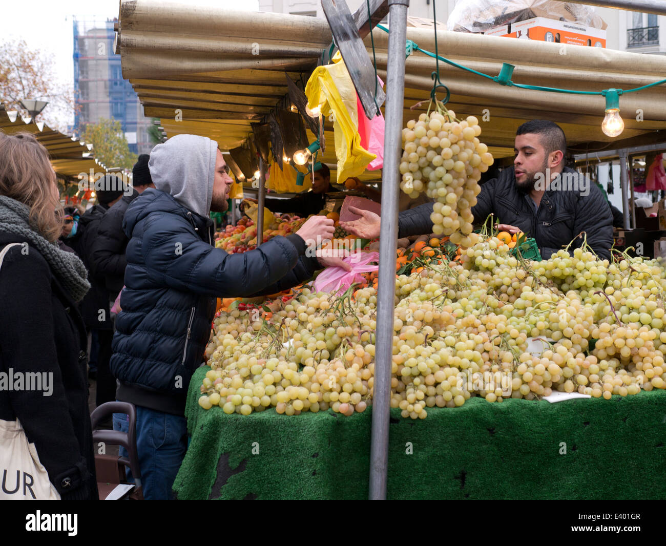 Menilmontant street market à Paris Banque D'Images