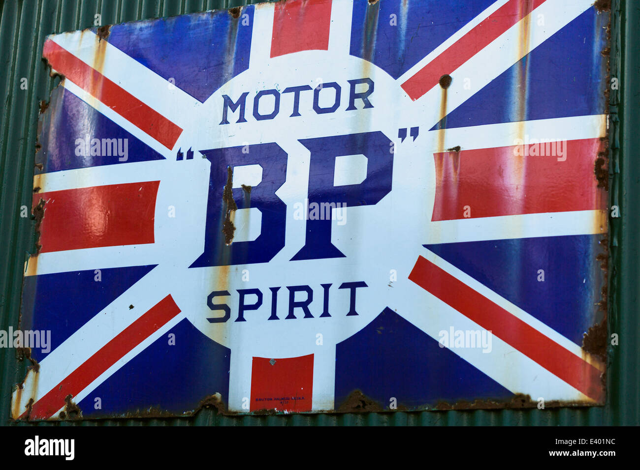 Vieux carburant BP signe. Années 1950. Wroxham Norfolk England UK Banque D'Images