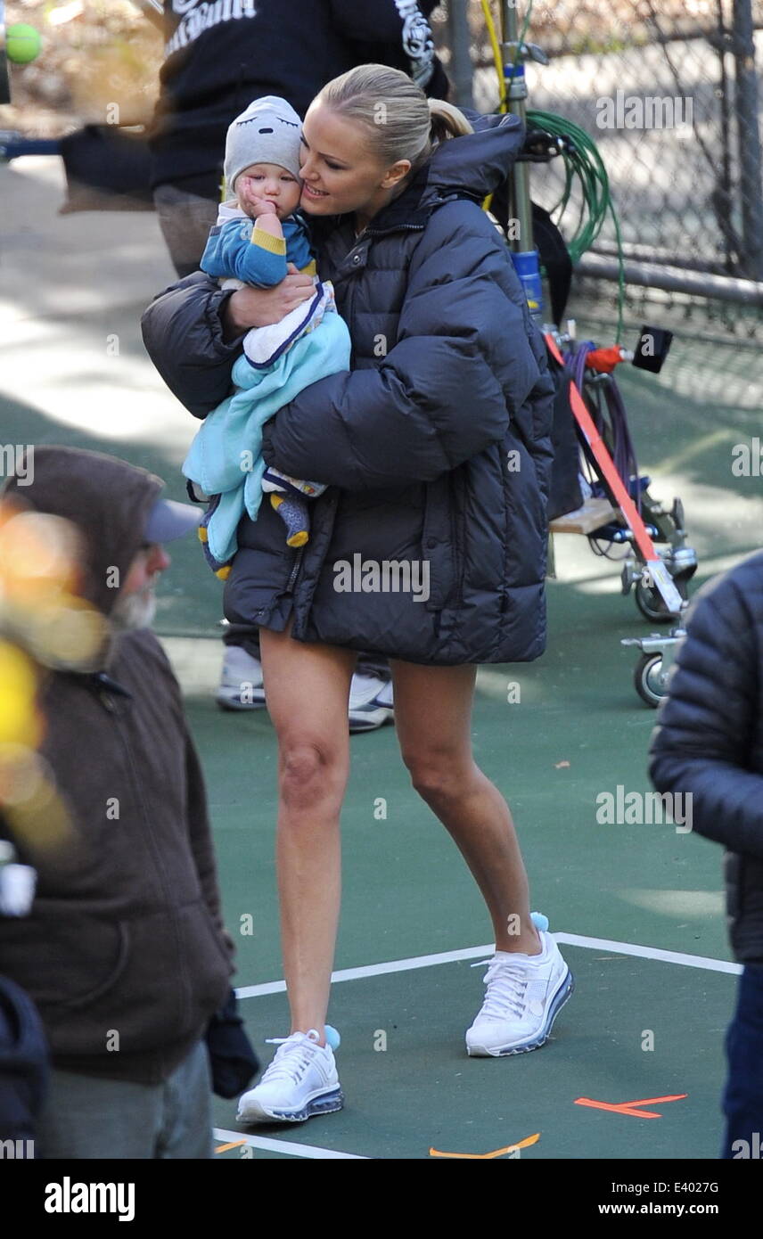 Malin Akerman montre ses jambes tonique lors du tournage d'une scène de 'épouse de trophée' port tennis de Burbank. L'actrice a été visité par fils Sébastien sur le plateau pendant la pause déjeuner avec sa gardienne. Malin était divorcé depuis peu par l'ex mari de 6 ans Rob Banque D'Images