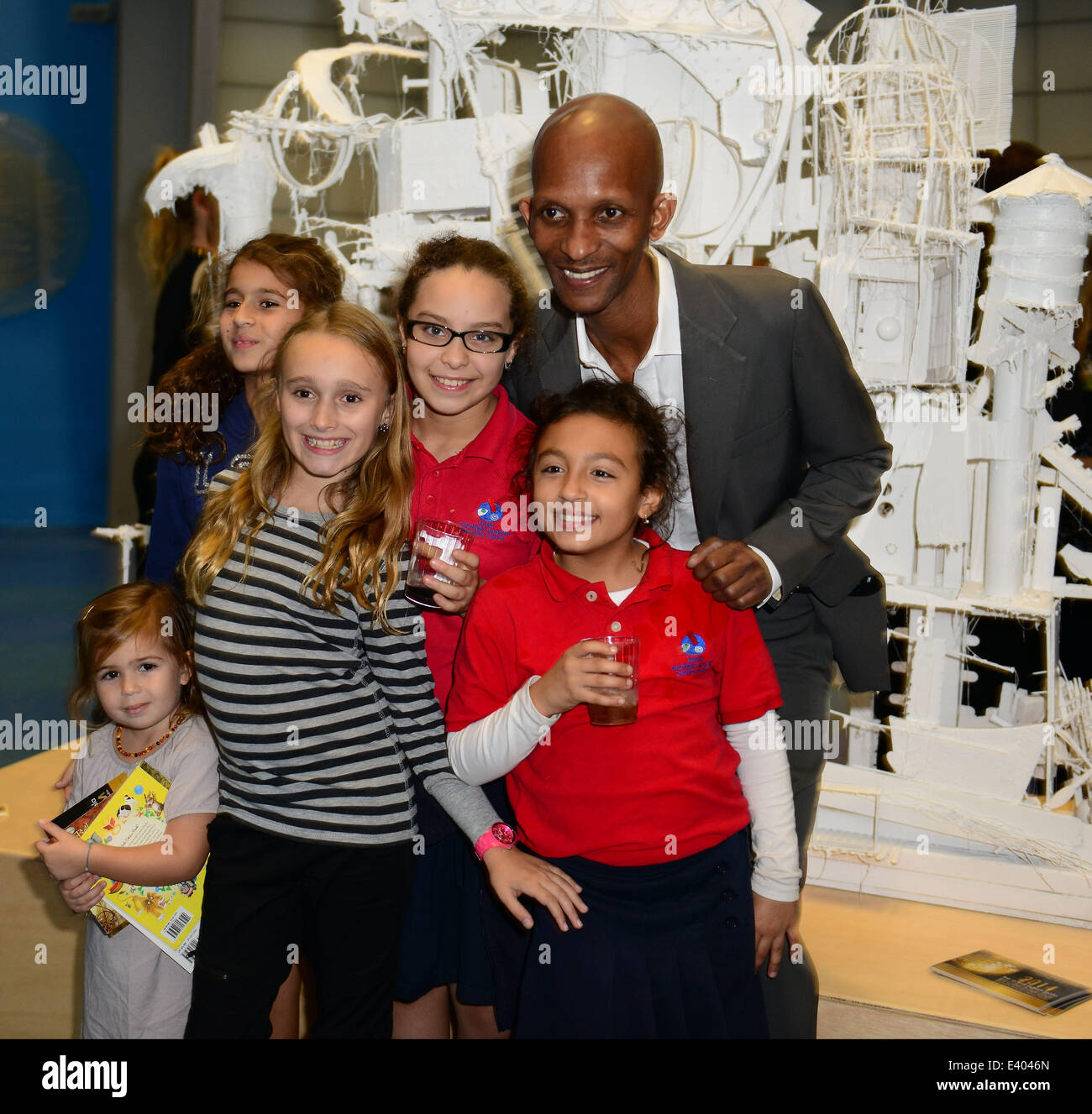 Victor Matthews' debut sculpture 'jardin' avec la collaboration d'Installinga les enfants au Musée des Enfants de Miami avec : Victor Matthews Où : Miami, Florida, United States Quand : 05 déc 2013 Banque D'Images