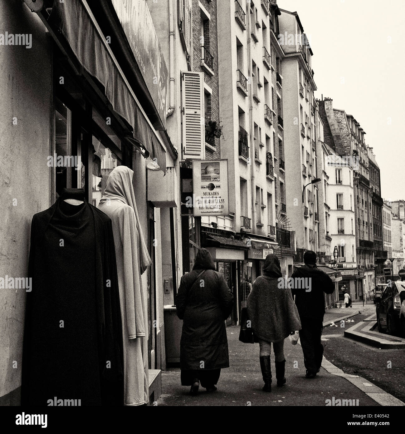 Rue de Ménilmontant dans le 20e arrondissement de Paris Banque D'Images