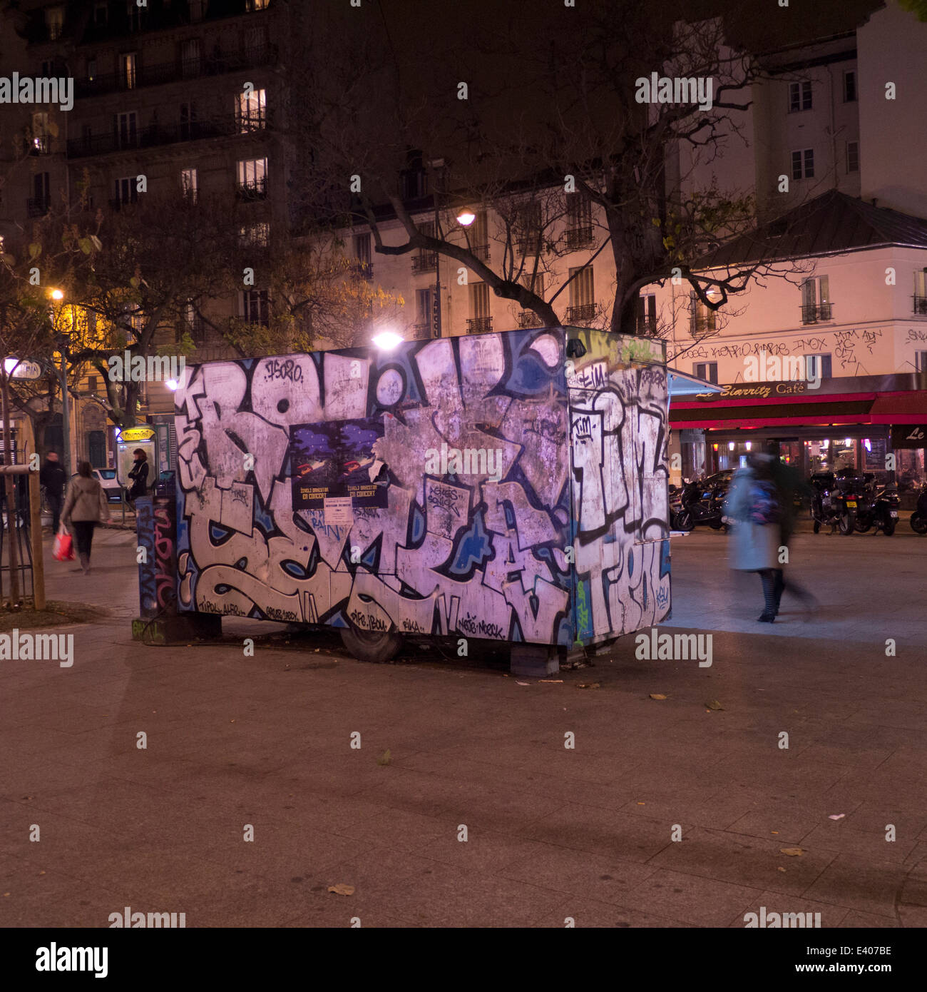 Paris graffiti dans le 20e arrondissement, Ménilmontant, la nuit Banque D'Images