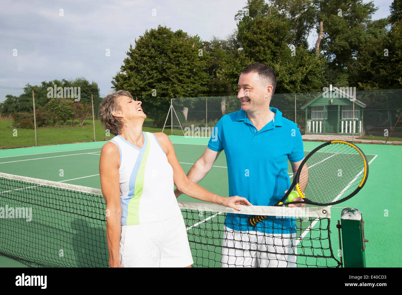 Senior couple chatting après jouer au tennis Banque D'Images