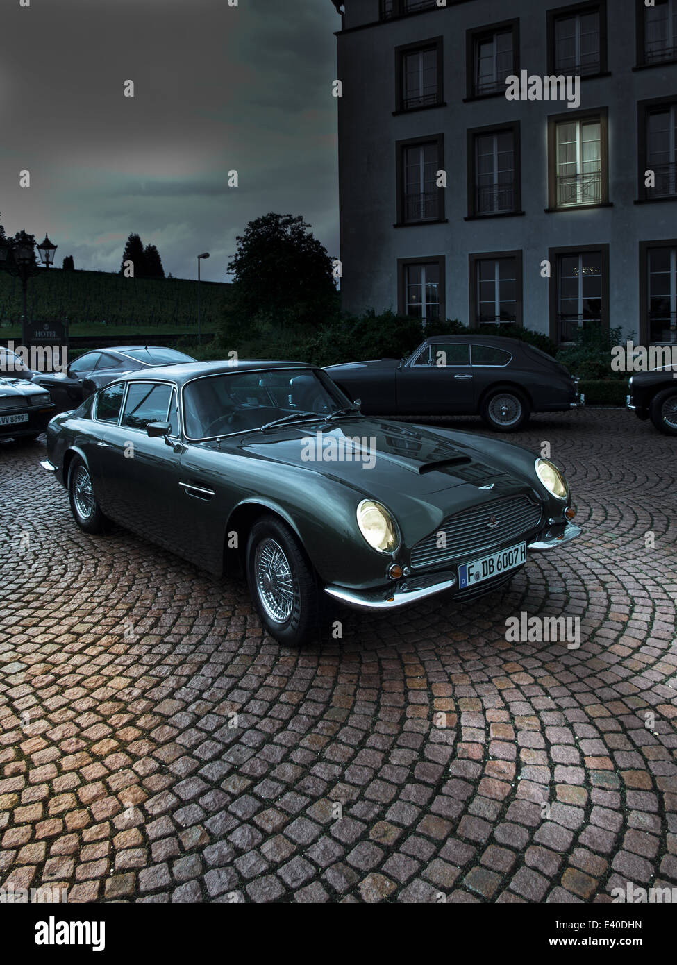 Parking gratuit Aston Martin DB 6 phares avec éclairage Banque D'Images