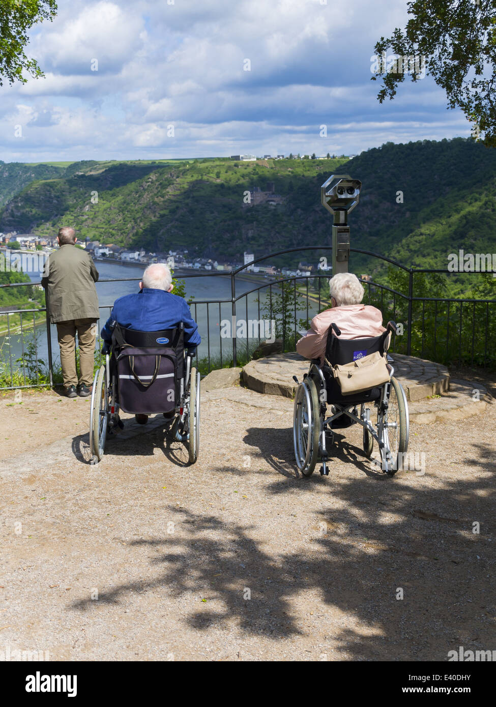 Allemagne, Rhénanie-Palatinat, St Goarshausen, trois personnes âgées à la vue de Lorely à Banque D'Images