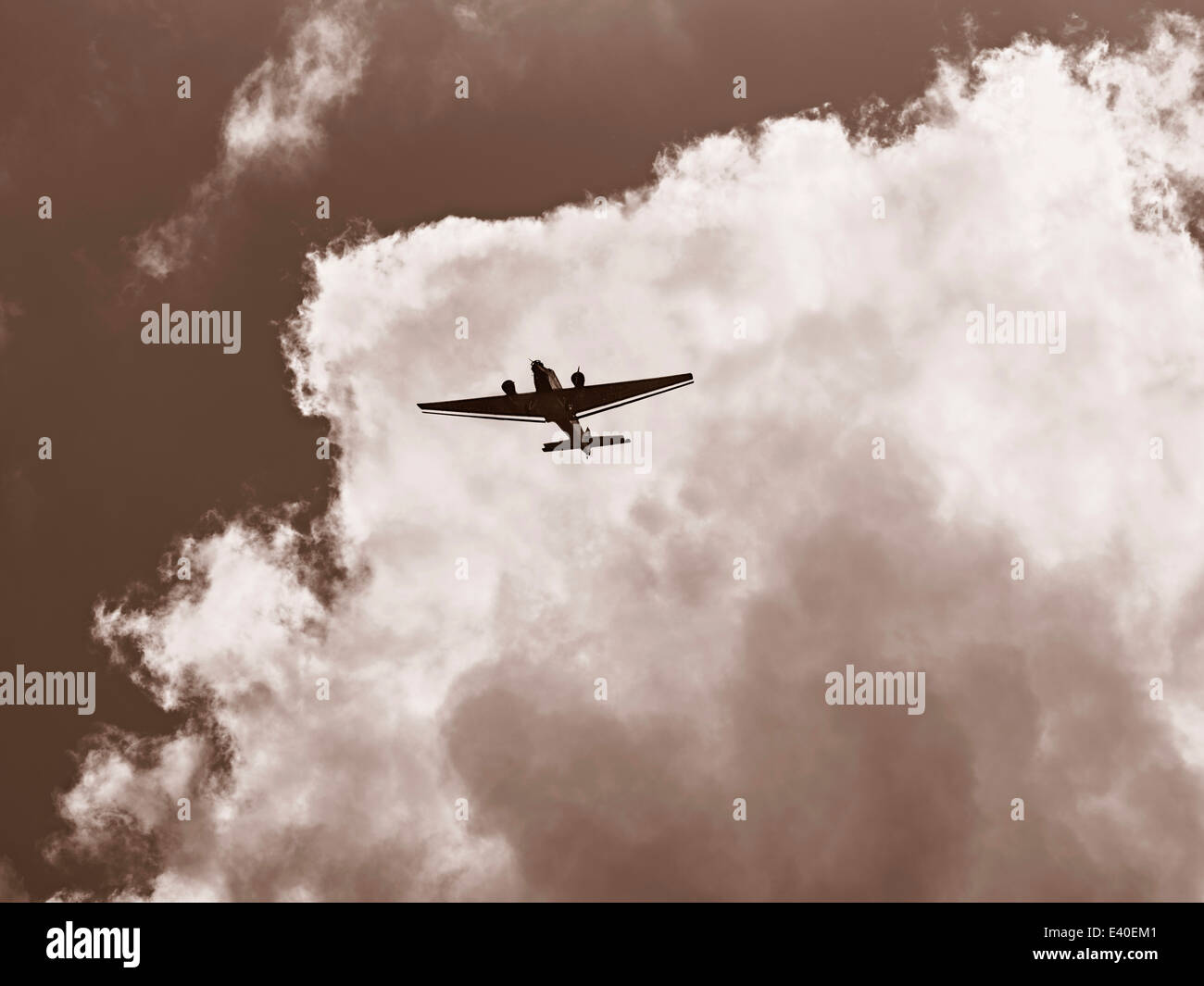 Junkers JU 52 voler en face de ciel nuageux Banque D'Images