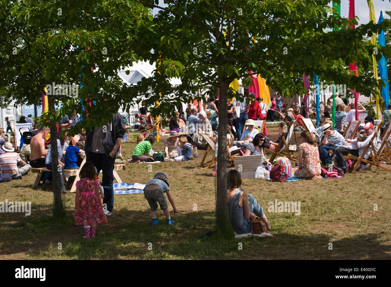 Les gens se détendre sur la pelouse au soleil au Hay Festival 2014 ©Jeff Morgan Banque D'Images