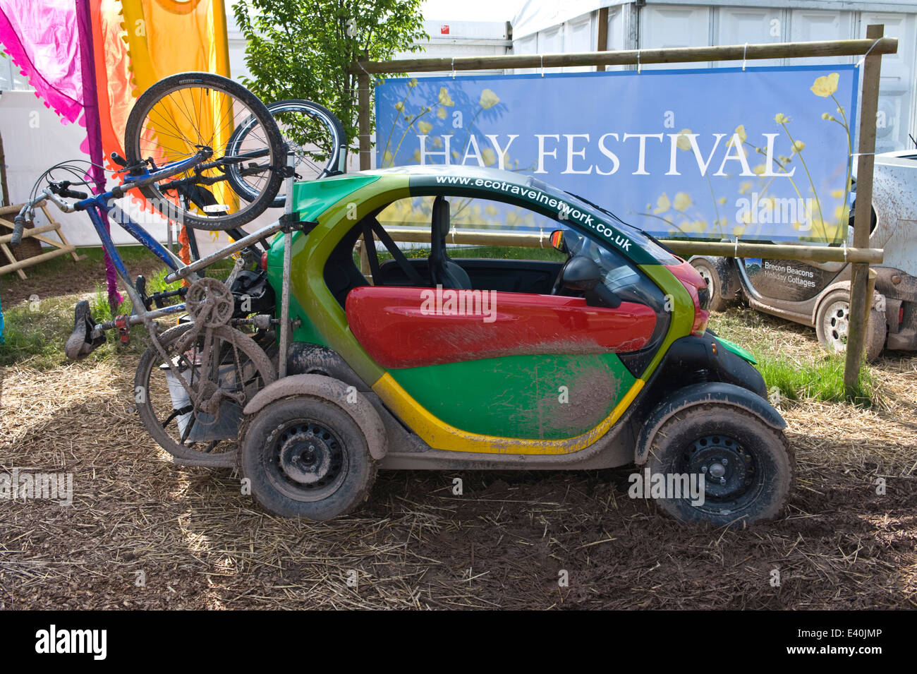 RENAULT TWIZY boueux avec voiture électrique eco vtt rack au Hay Festival 2014 ©Jeff Morgan Banque D'Images