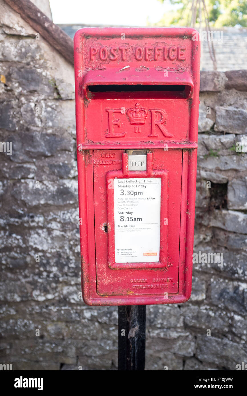 Boite aux lettres rouge dans Morland village, Cumbria, Royaume-Uni Banque D'Images