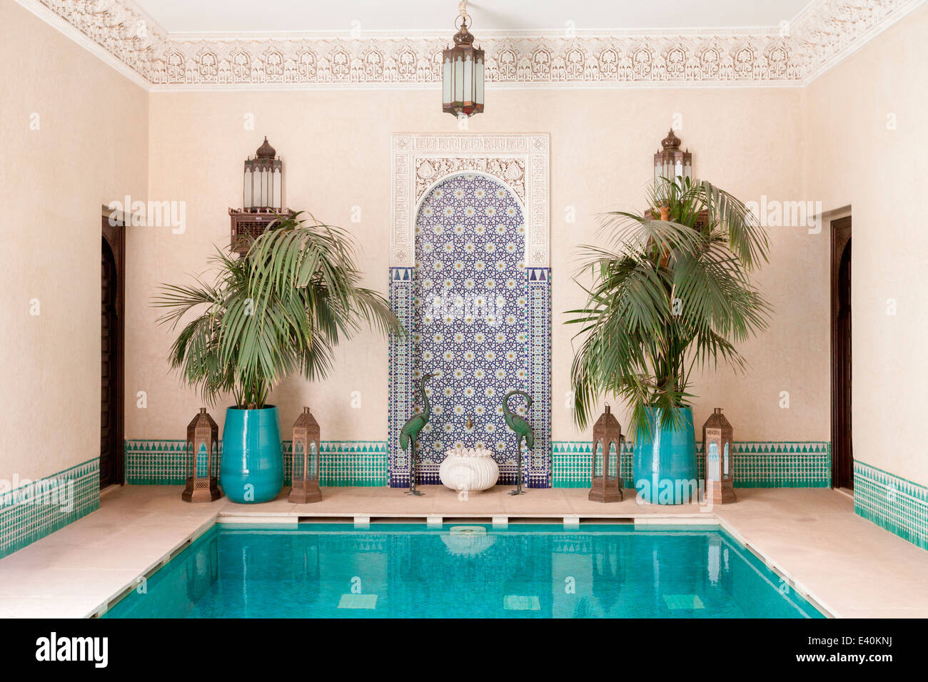 Vue sur la piscine, au superbe Riad Kniza, Marrakech, Maroc, Afrique du Nord. Banque D'Images