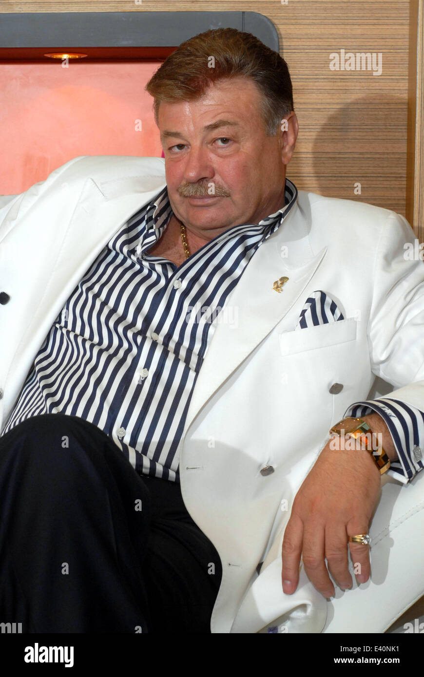 celebrites-turques-dehors-et-environ-comprend-nuri-alco-ou-istanbul-turquie-quand-01-juin-2007-e40nk1.jpg