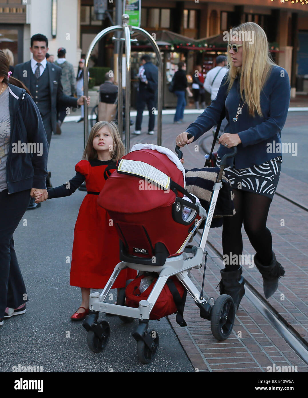 Cougar Town l'actrice Busy Philipps a daughter's Birdie et bébé au Cricket Grove Shopping Mall à West Hollywood comprend : Birdie Leigh Silverstein,occupé,Phillips Pearl Cricket Silverstein Où : Los Angeles, California, United States Quand : 11 déc. Banque D'Images