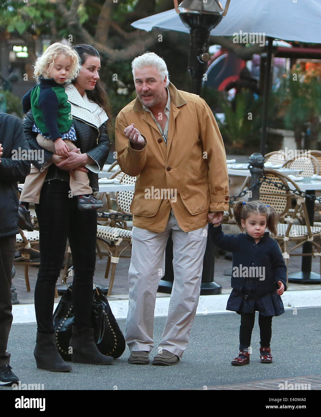 CSI star William L Petersen avec sa femme Gina et deux jumeaux de l'année visiter le centre commercial Grove shopping à West Hollywood avec : Gina Cirone,William L Petersen Où : Los Angeles, California, United States Quand : 11 déc 2013 Banque D'Images