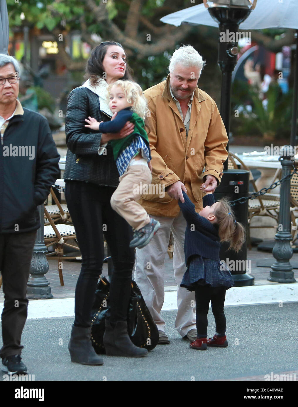 CSI star William L Petersen avec sa femme Gina et deux jumeaux de l'année visiter le centre commercial Grove shopping à West Hollywood avec : Gina Cirone,William L Petersen Où : Los Angeles, California, United States Quand : 11 déc 2013 Banque D'Images