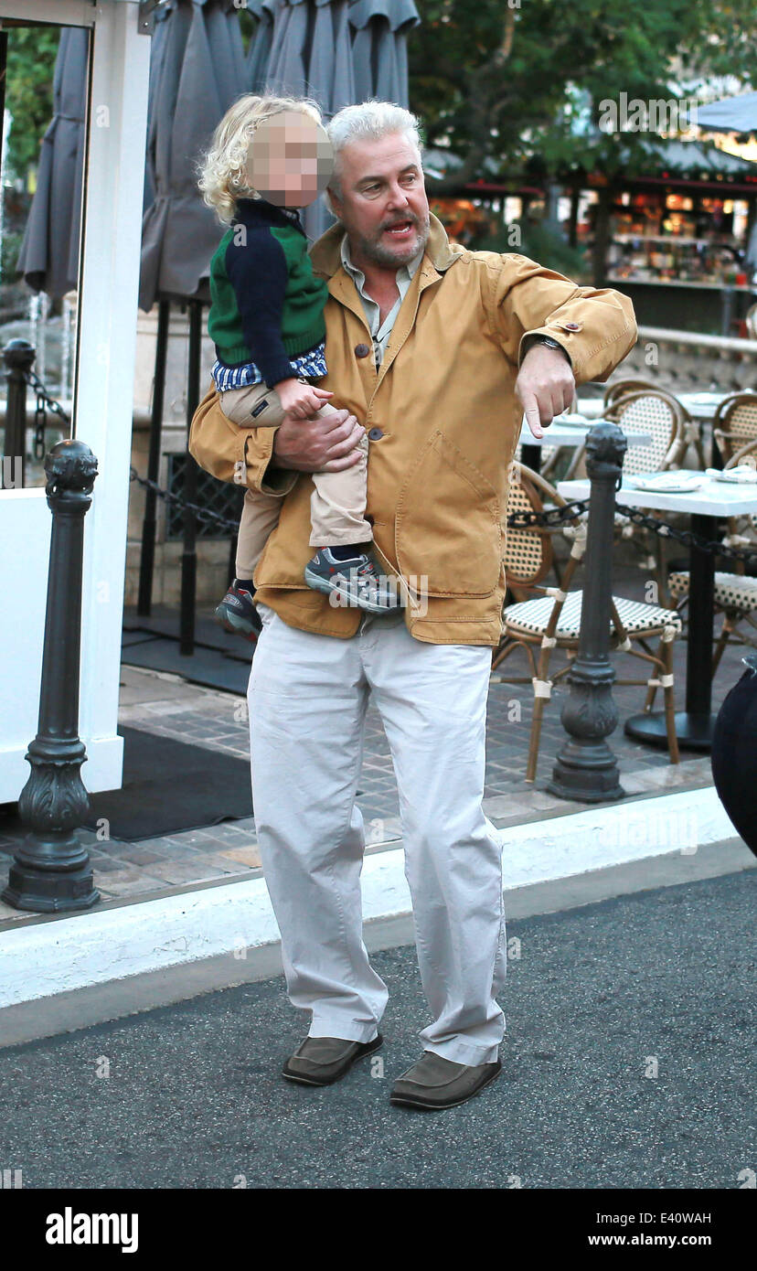 CSI star William L Petersen avec sa femme Gina et deux jumeaux de l'année visiter le centre commercial Grove shopping à West Hollywood avec : William L Petersen Où : Los Angeles, California, United States Quand : 11 déc 2013 Banque D'Images