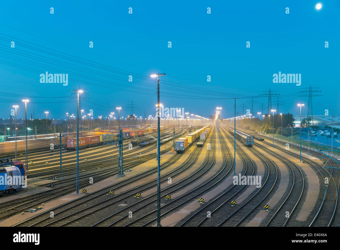 Allemagne, Hambourg, gare de triage à Altenwerder nuit Banque D'Images