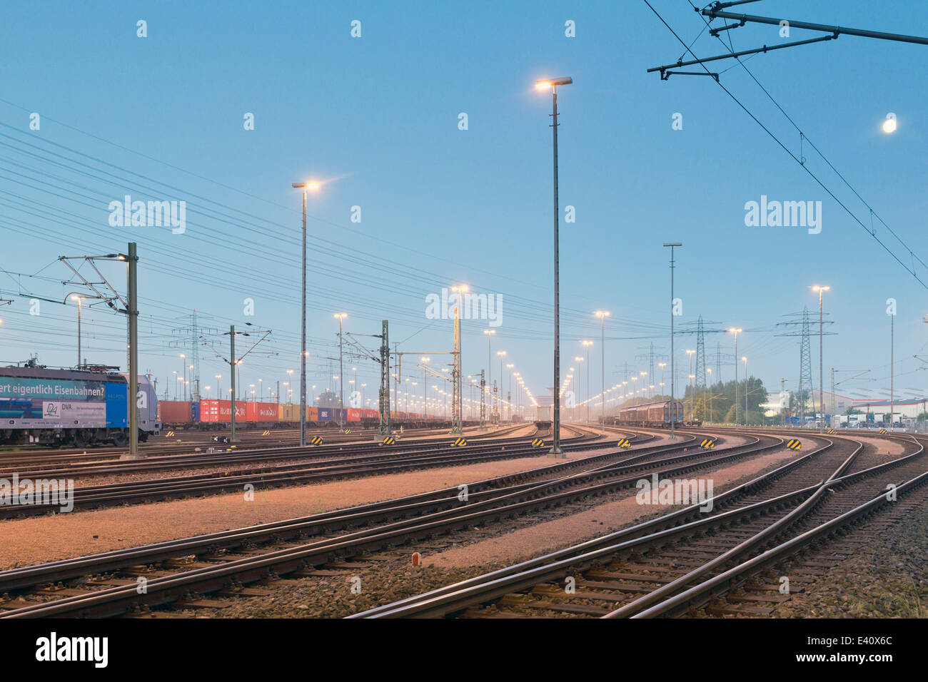 Allemagne, Hambourg, gare de triage à Altenwerder nuit Banque D'Images
