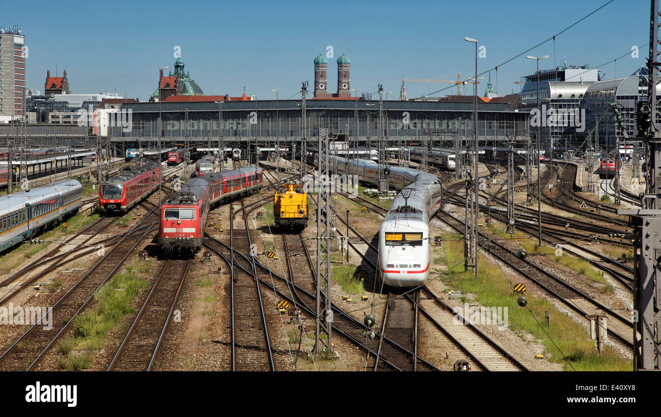 Germany, Bavaria, Munich, la gare centrale avec église Frauenkirche en arrière-plan Banque D'Images