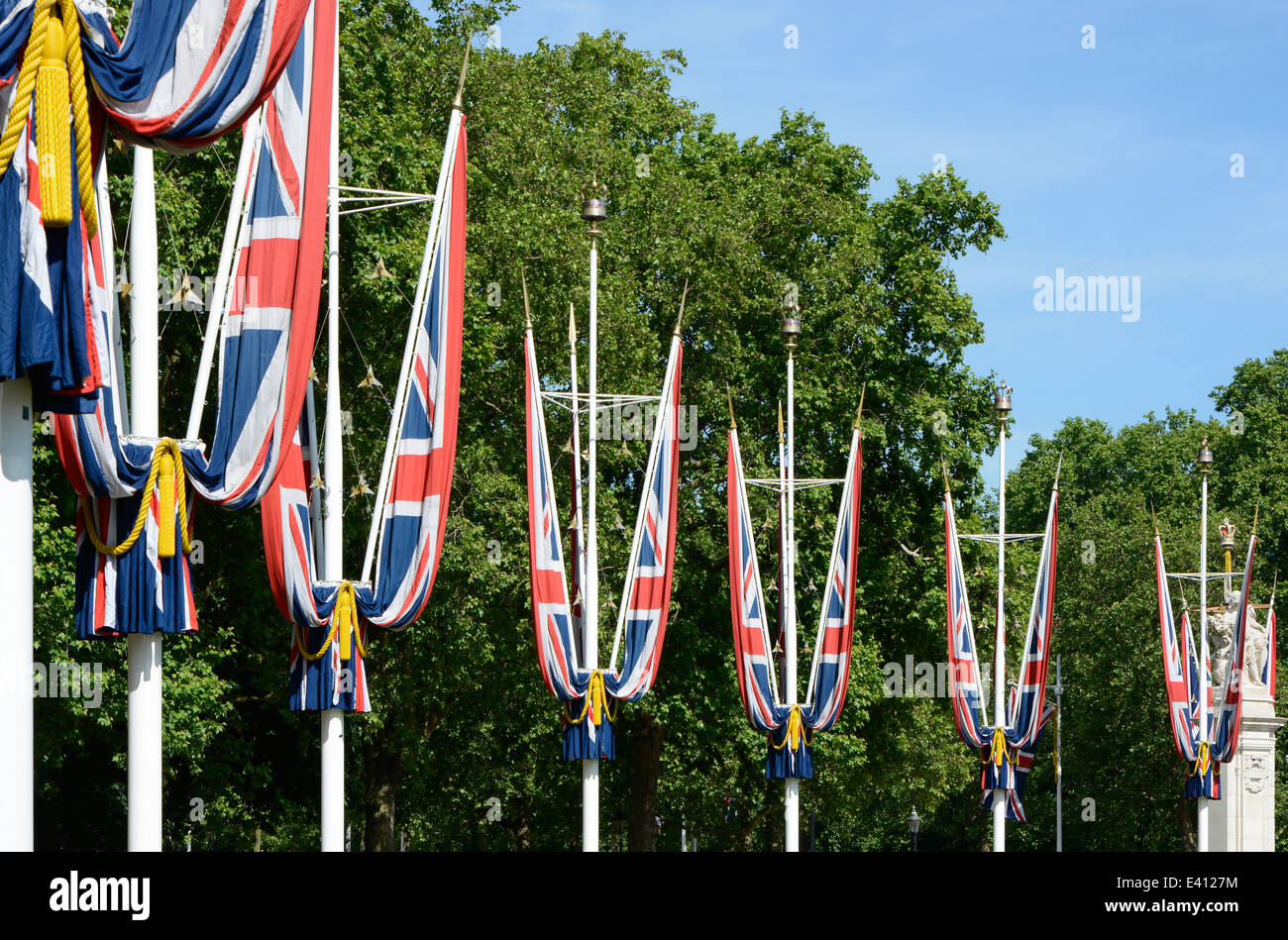 Drapeaux de l'Union britannique autour du Queens Gardens à la fin de la Mall à l'extérieur de Buckingham Palace. Westminster. Londres. L'Angleterre. Banque D'Images