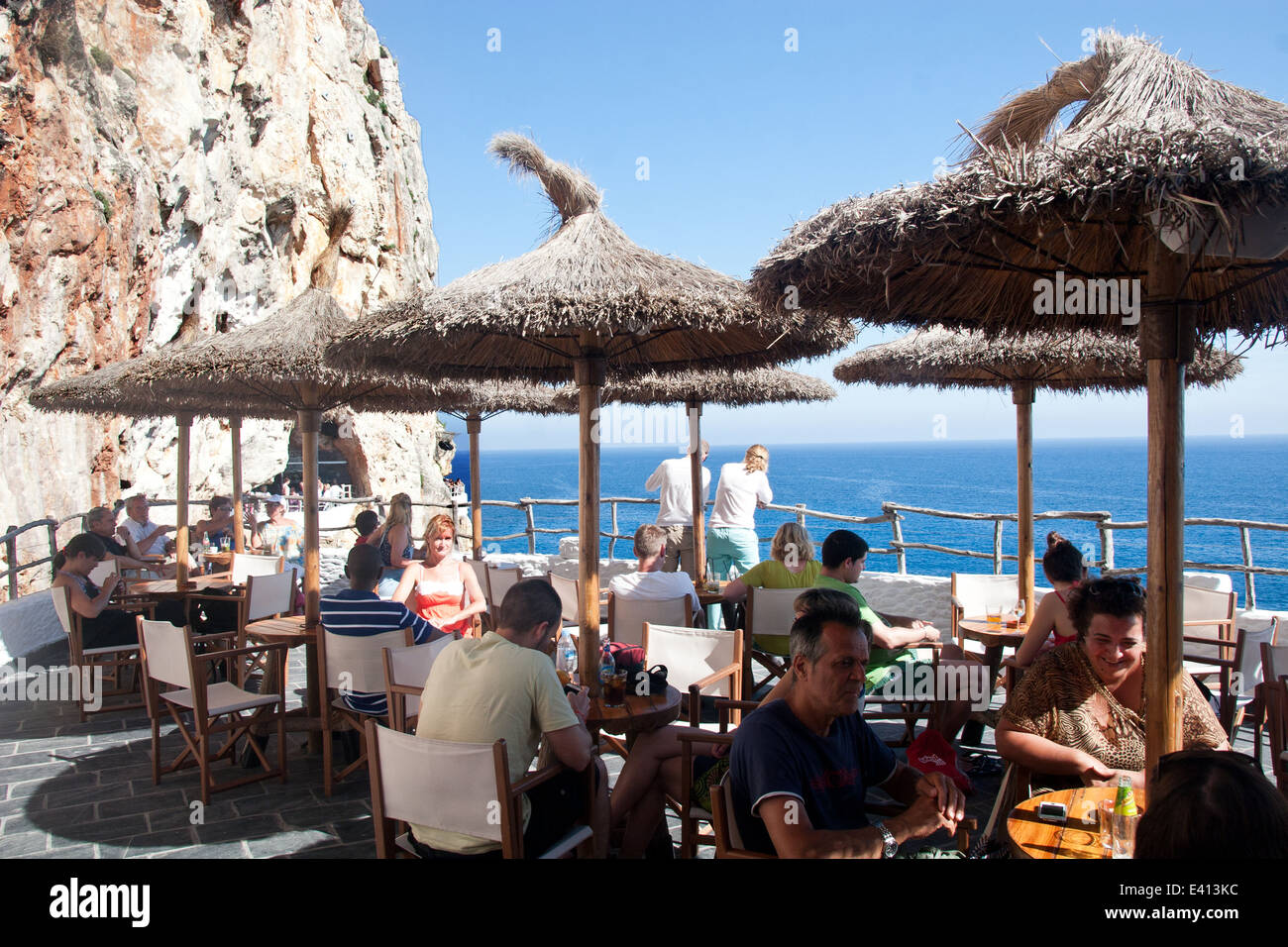 Cafe bar dans la Cova d'en Xoroi complexe situé dans une grotte, Cala'n Porter, Minorque, Espagne Banque D'Images