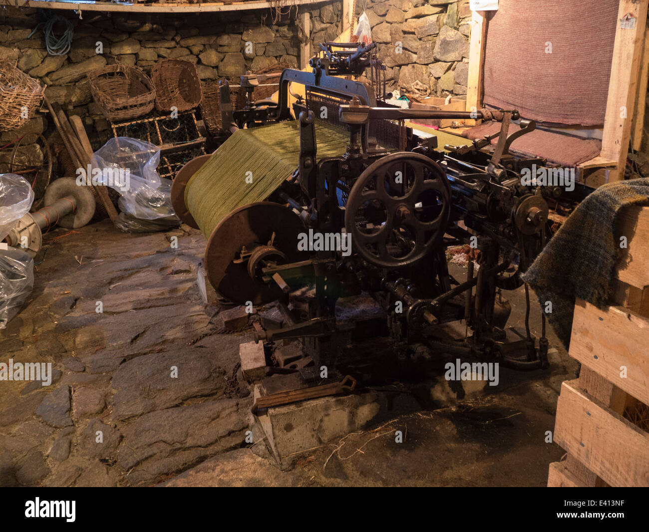 Na Garenin Gearrannan travaillant à tisser dans museum de blackhouse village restauré dans la conservation de l'île de Lewis Outer Hebrides Banque D'Images