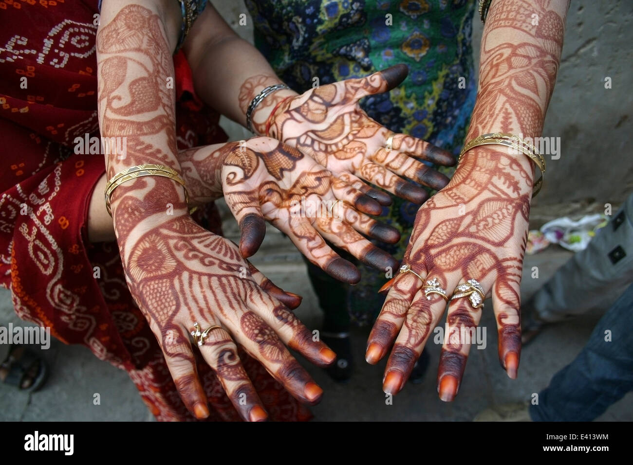 L'Inde, Rajasthan, deux femmes montrant ses mains au henné peints Banque D'Images