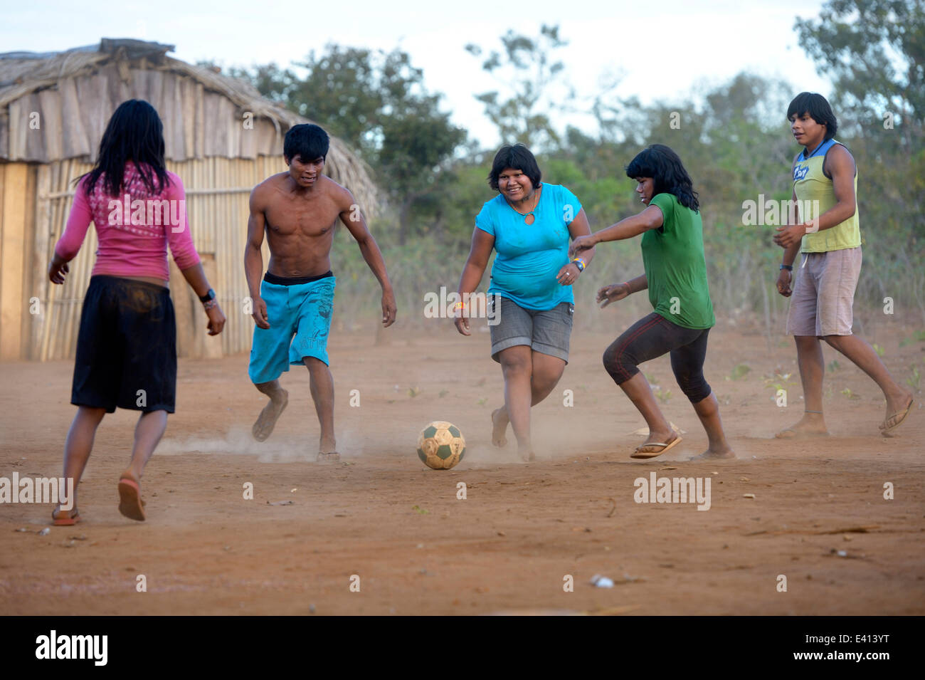 Brasilia, Mato Grosso, Primavera do Leste, Tres Rios, Xavantes-Amerindians, les adolescents jouent au football Banque D'Images