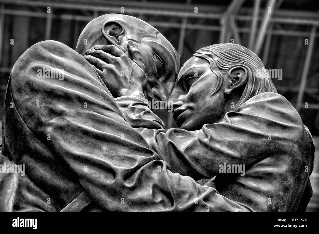 Le lieu de réunion, sculpture en bronze, St Pancras International Station, London, UK Banque D'Images