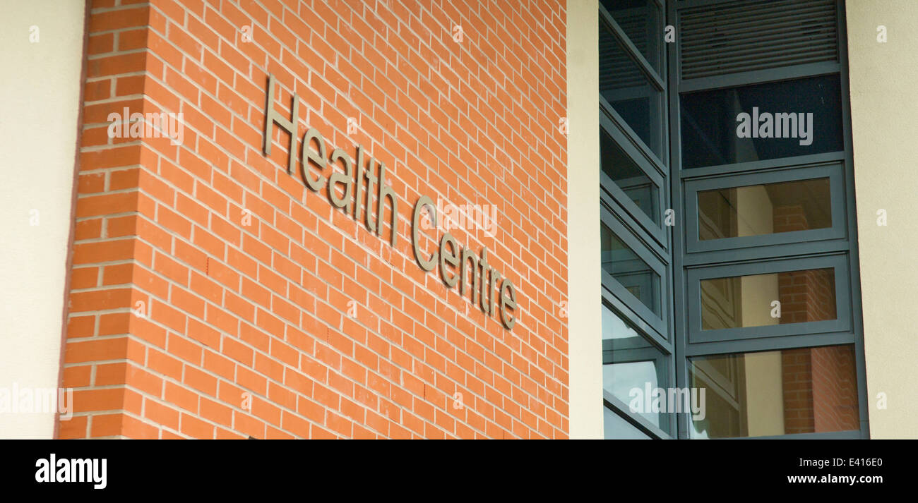 Mur et signe en nouveau centre de santé communautaire Banque D'Images