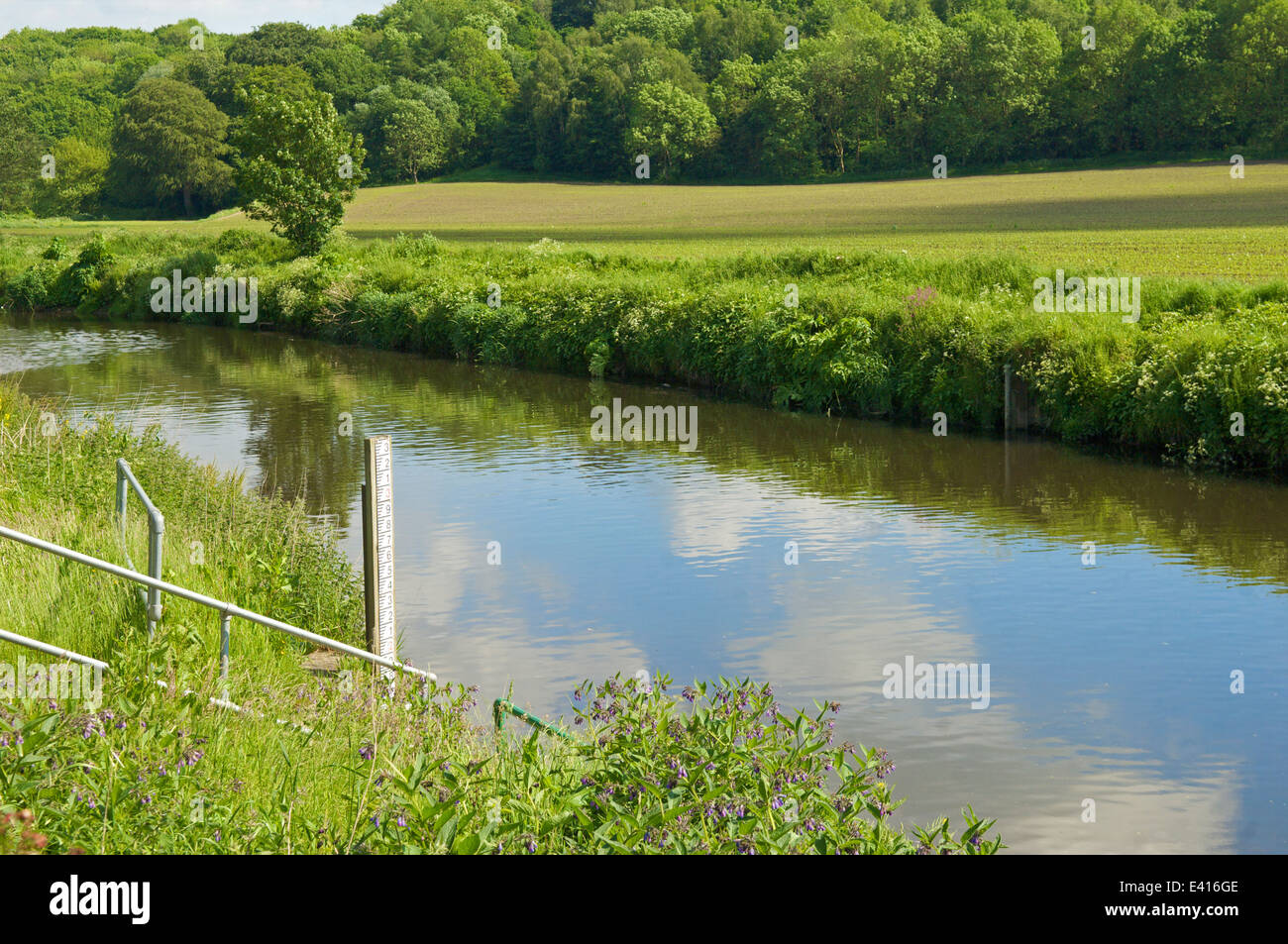 Jauge de profondeur de l'eau sur la rivière avec une grande plaine Banque D'Images