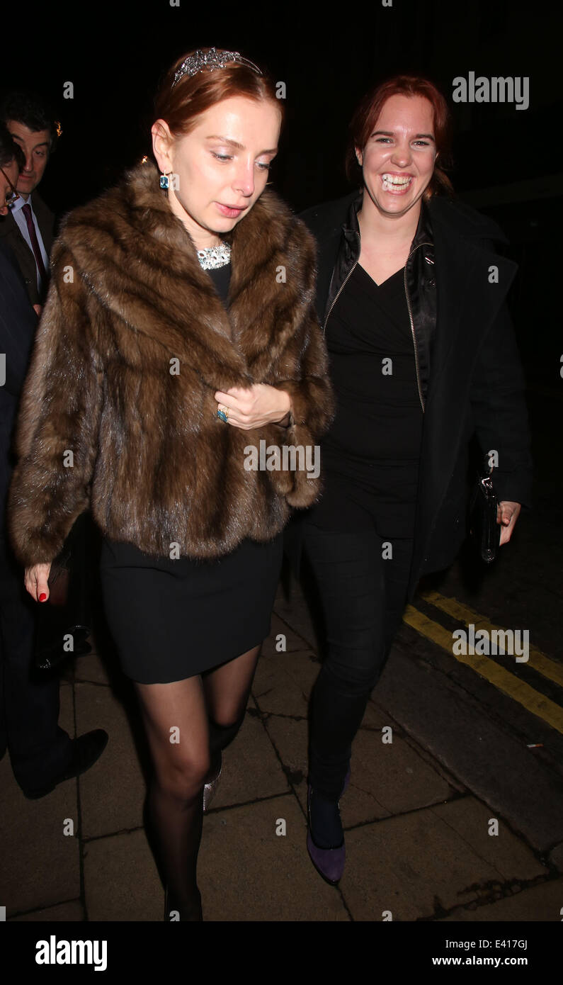 En dehors des célébrités de Loulou avec : Victoria Aitken Où : London, Royaume-Uni Quand : 13 déc 2013 Banque D'Images