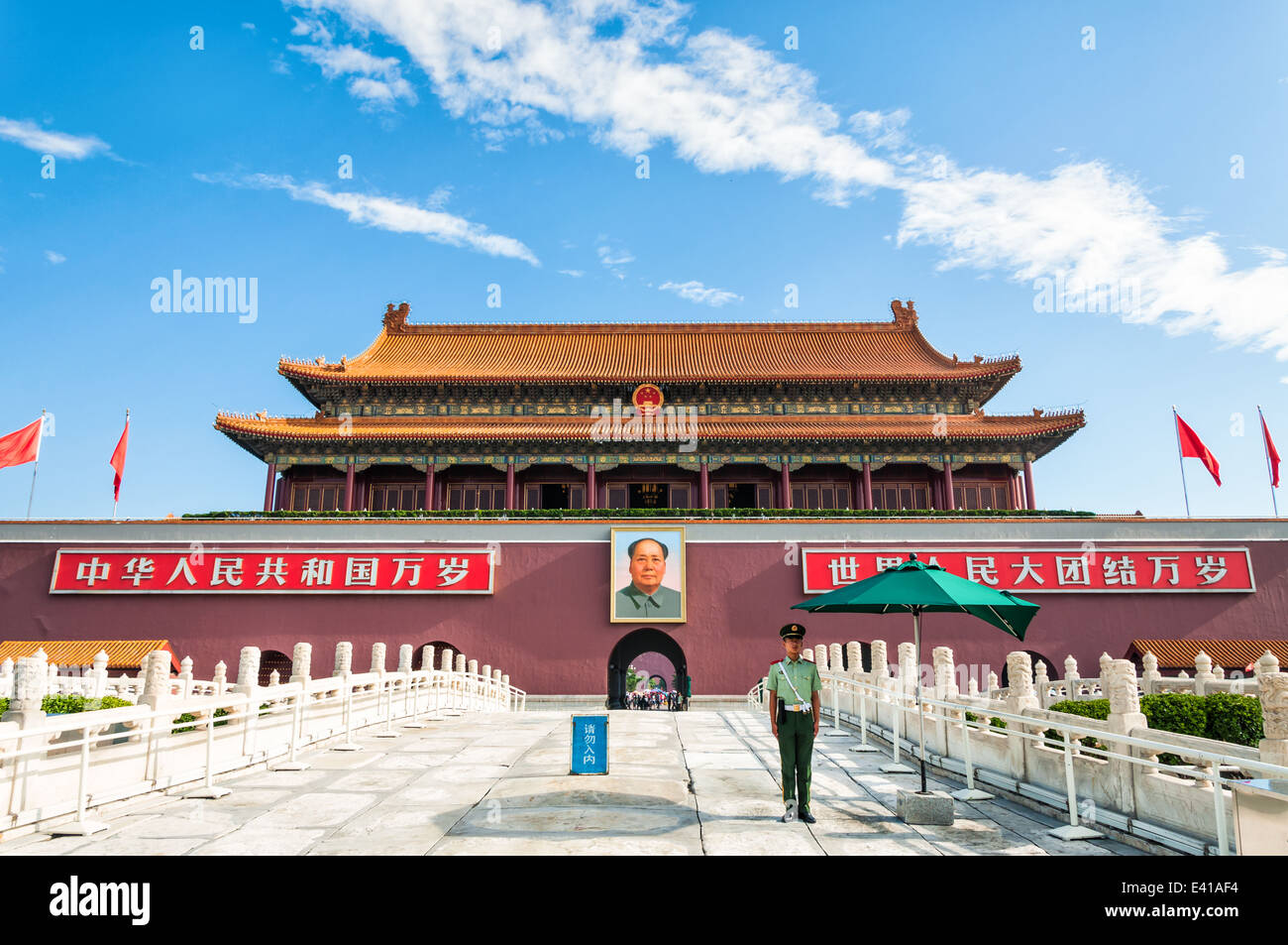 Un soldat chinois se trouve à l'extérieur de la Cité interdite à Pékin, en Chine. Banque D'Images