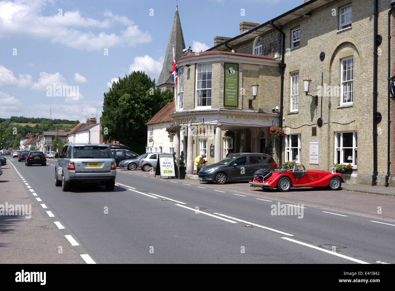 La grande rue animée à Stockbridge, Hampshire. Banque D'Images