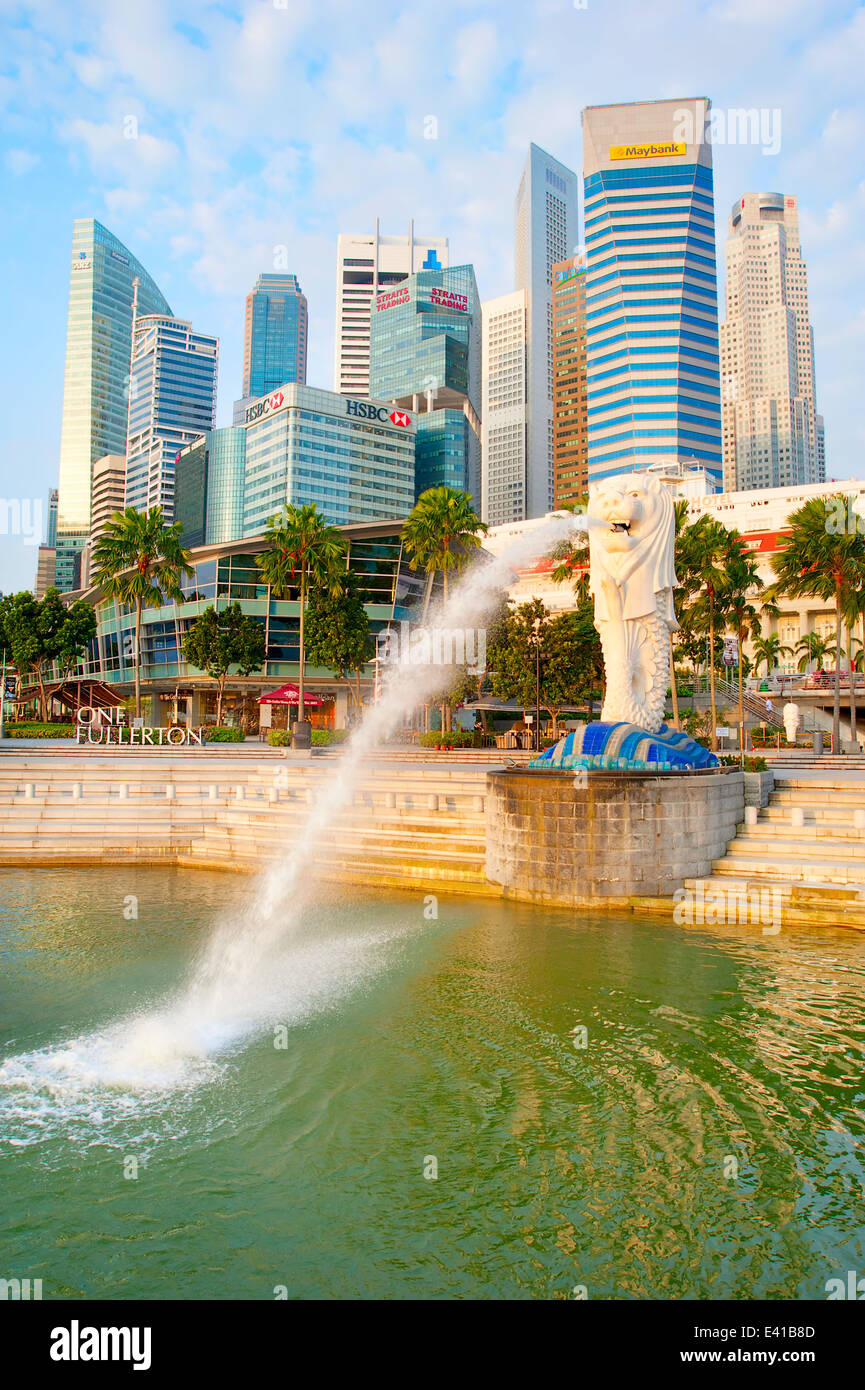 La fontaine de l'eau buses Merlion en face de la ville de Singapour à Singapour. Banque D'Images