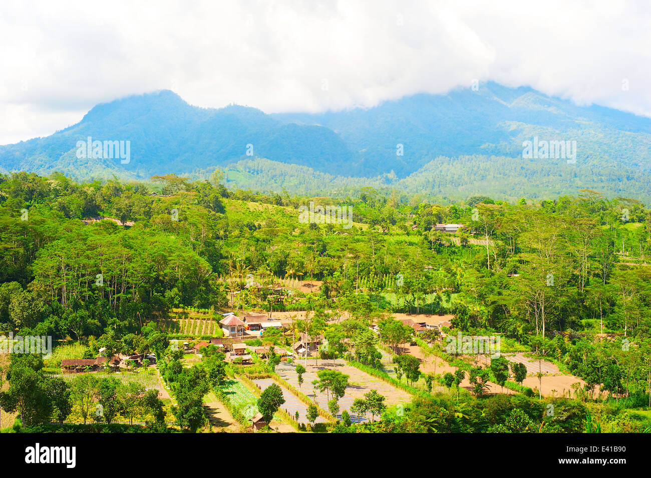 Paysage avec village balinais et les montagnes. L'île de Bali, Indonésie Banque D'Images