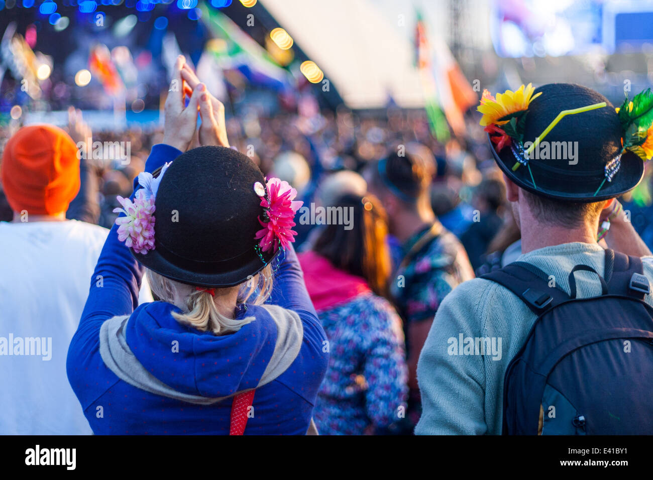 Festivaliers profitez d'un groupe à l'étape de la pyramide à Glastonbury Festival 2014 Banque D'Images