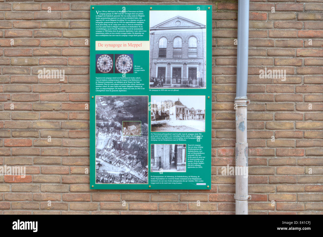 Sur le mur des panneaux publicitaires qui rappelle l'ancienne synagogue à Meppel, Pays Bas Banque D'Images