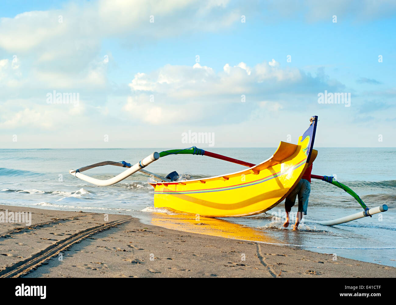Le pêcheur local portant un voile à l'océan. L'île de Bali, Indonésie Banque D'Images
